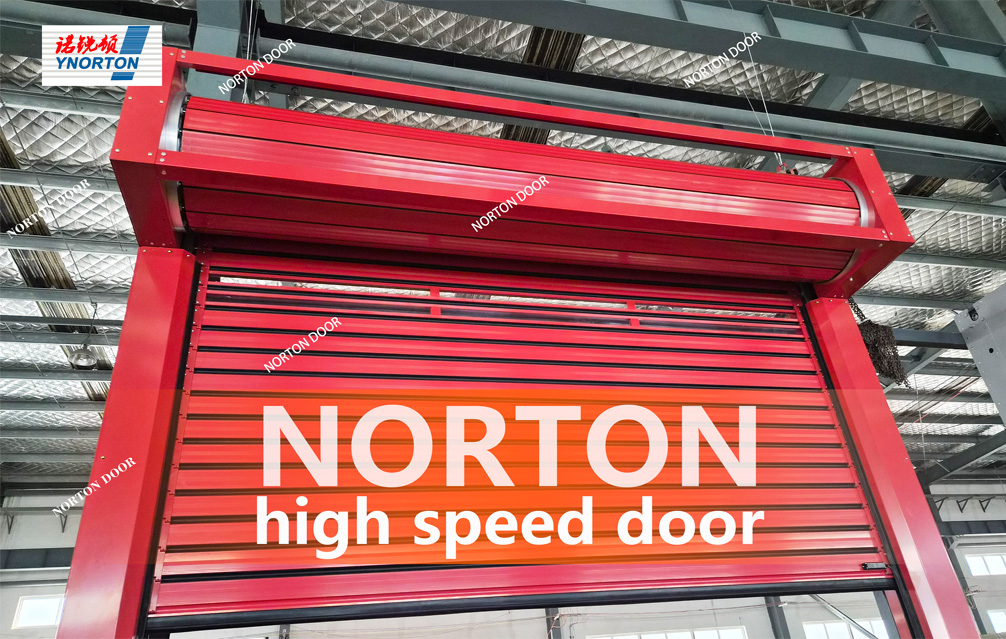 یہ گودام کارکردگی کو بہتر بنانے کے لئے تیز رفتار دروازوں کا استعمال کرتا ہے۔